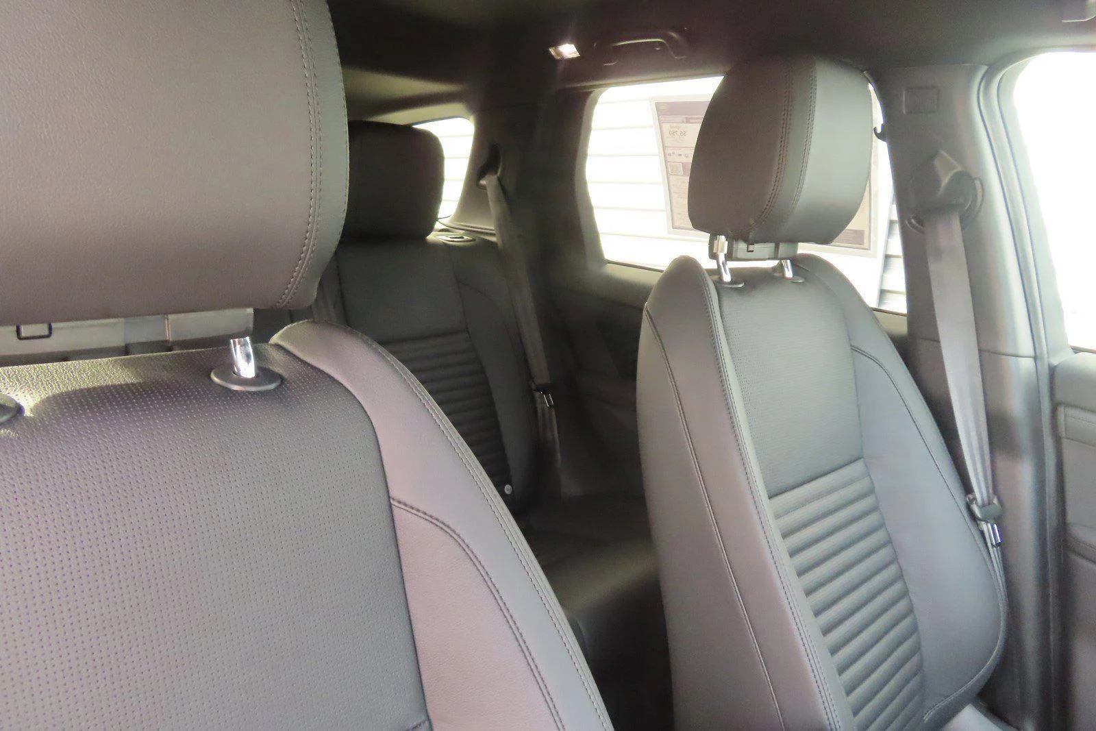 Used 2023 Eiger Grey Metallic Land Rover SE image 4