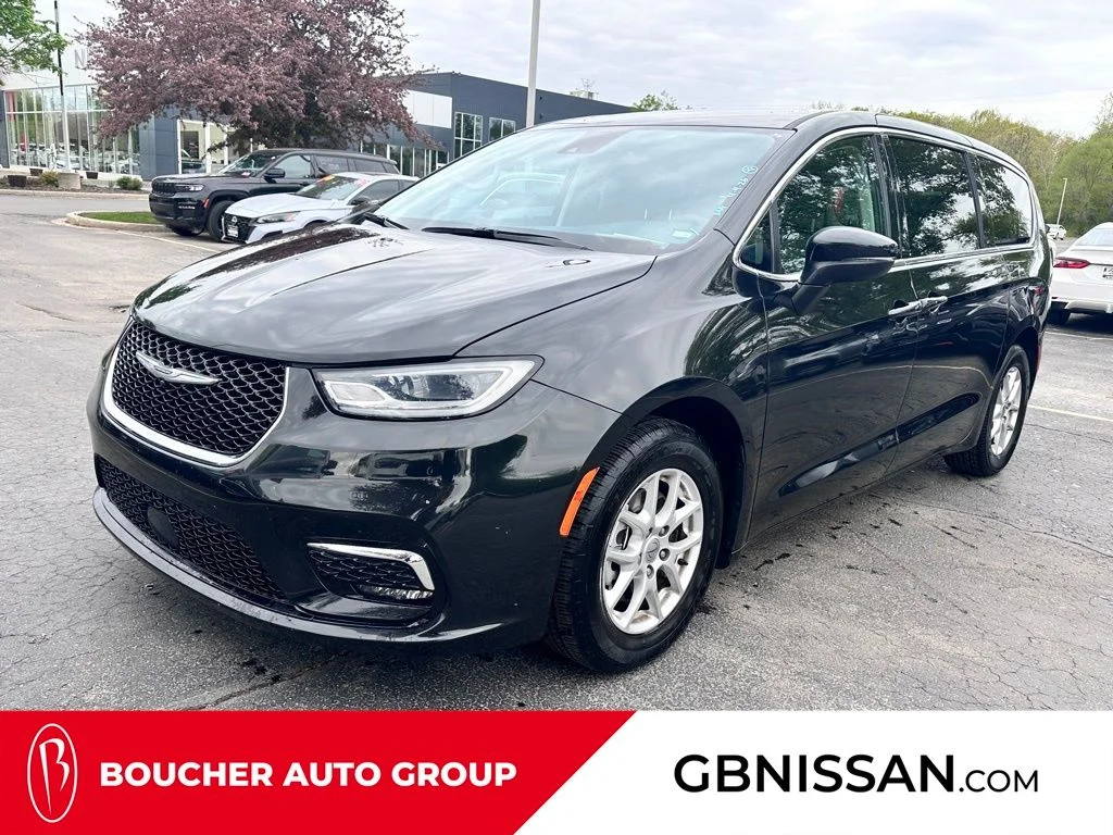 2023 Chrysler Pacifica Touring L's photo