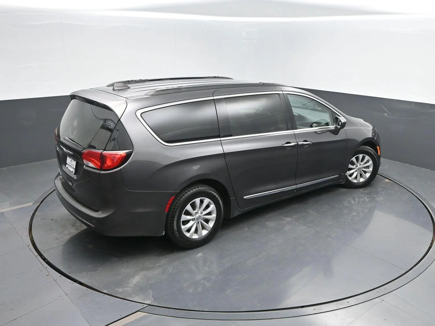 Used 2017 Granite Crystal Metallic Clearcoat Chrysler Touring-L image 35