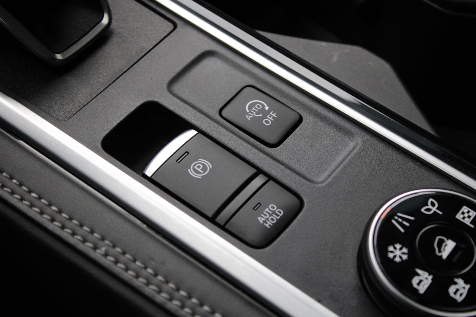 Used 2025 Red Nissan Platinum image 26