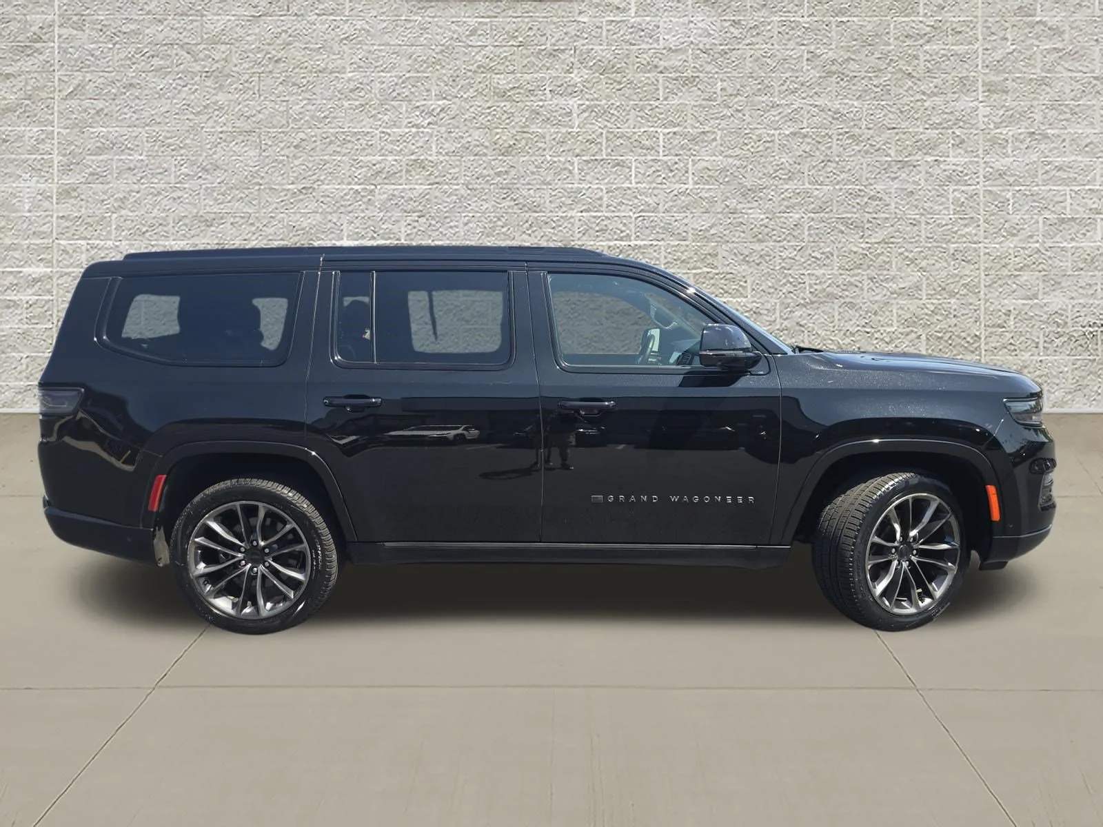 Used 2025 Diamond Black Crystal Pearlcoat Jeep Series II Obsidian image 8