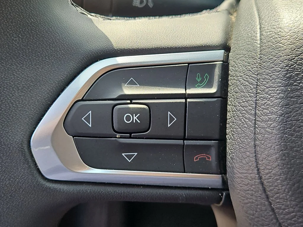 Used 2024 White Jeep Latitude image 25