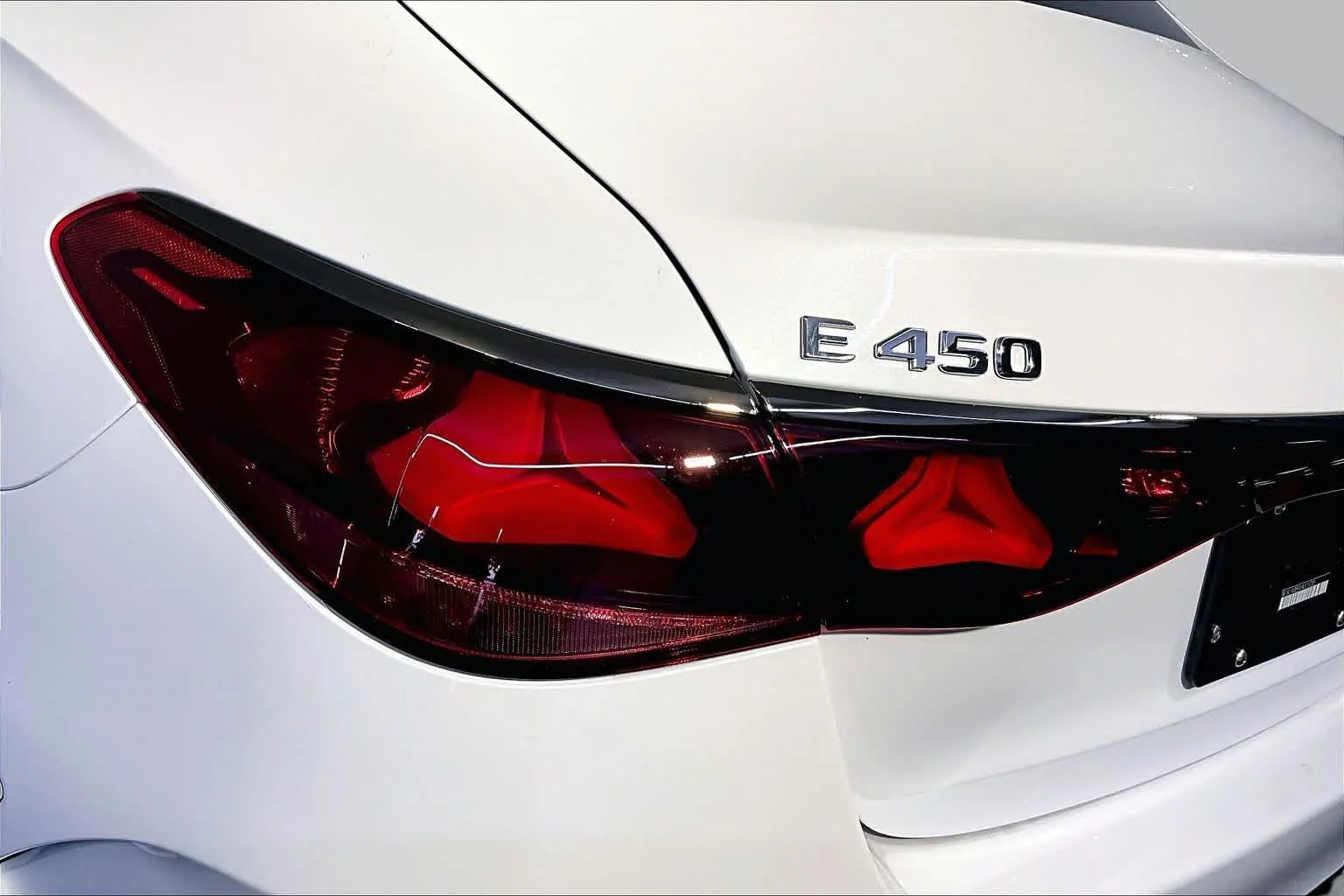 New 2027 MANUFAKTUR Moonlight White Metallic Mercedes-Benz E 450 image 5