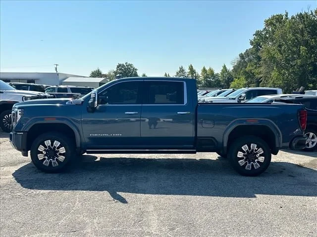 Used 2024  GMC Denali image 7