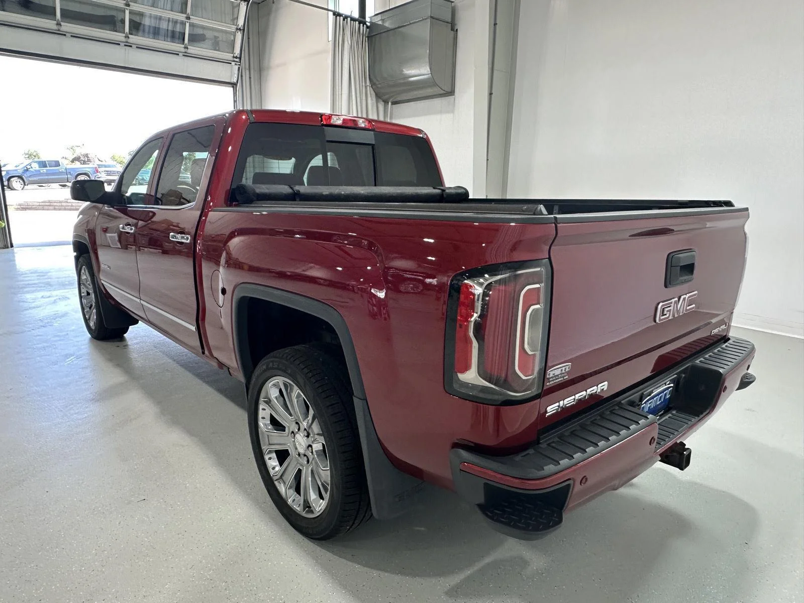 Used 2018 RED QUARTZ TINTCOAT GMC Denali image 3