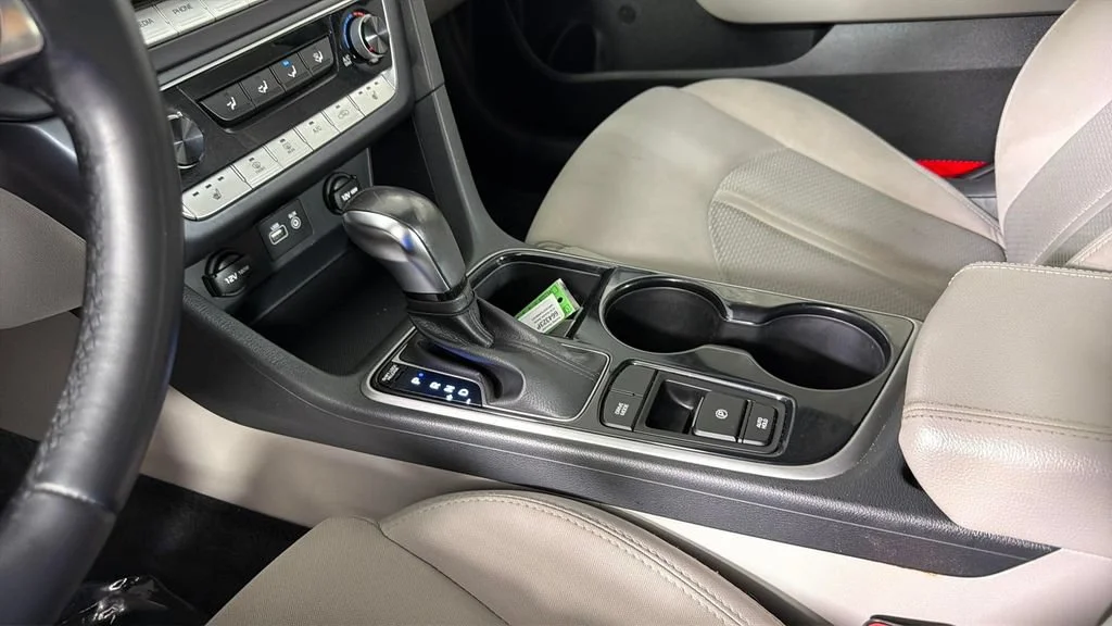 Used 2018 White Hyundai SEL image 23
