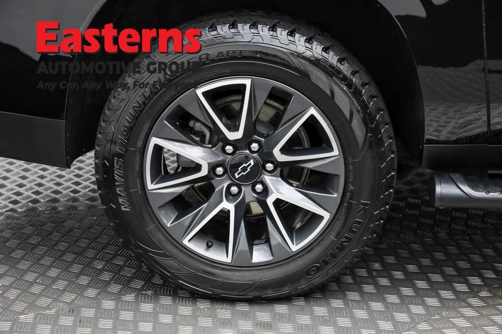 Used 2023 Black Chevrolet Z71 image 33