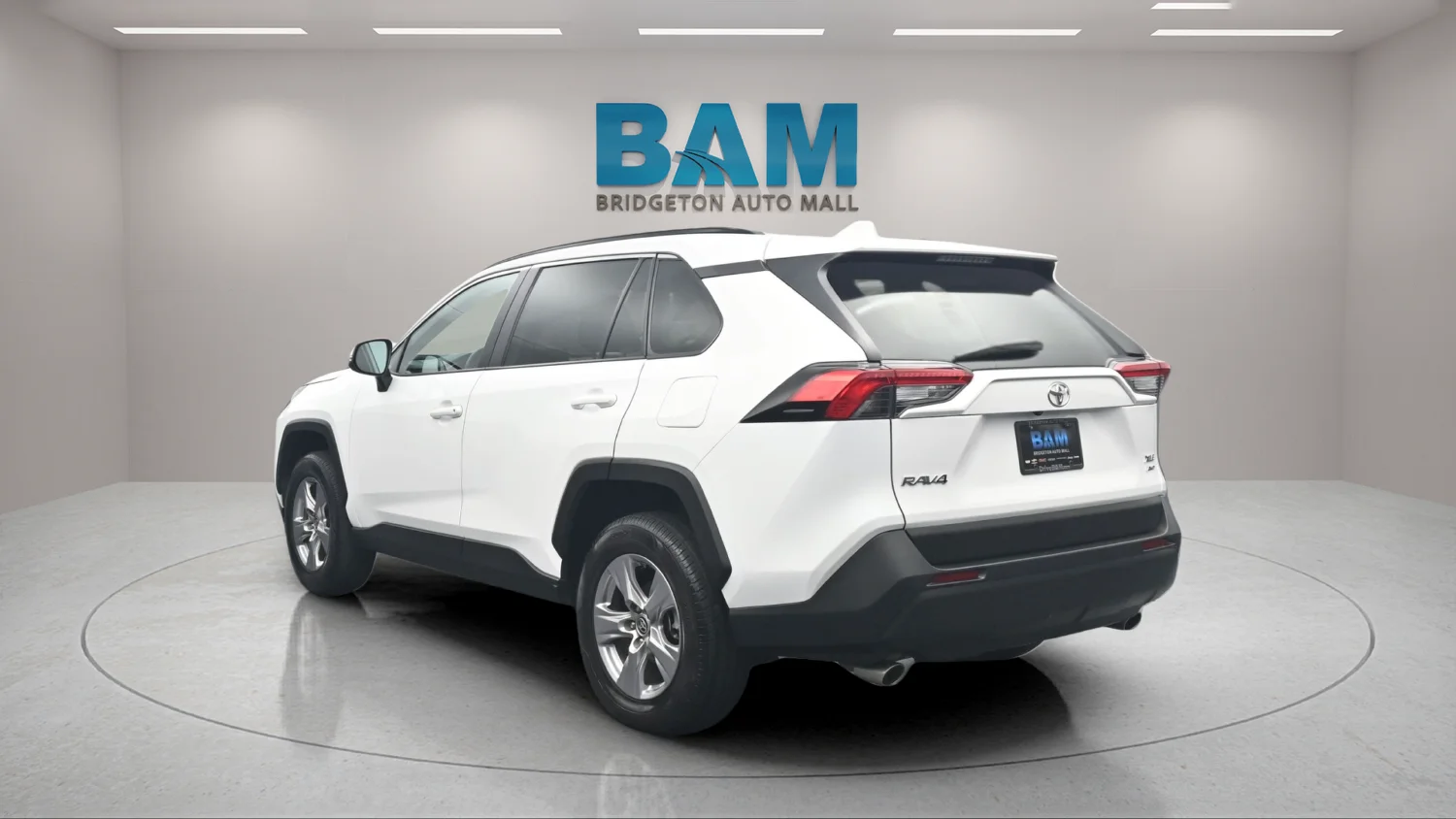 Used 2025 White Toyota XLE image 5