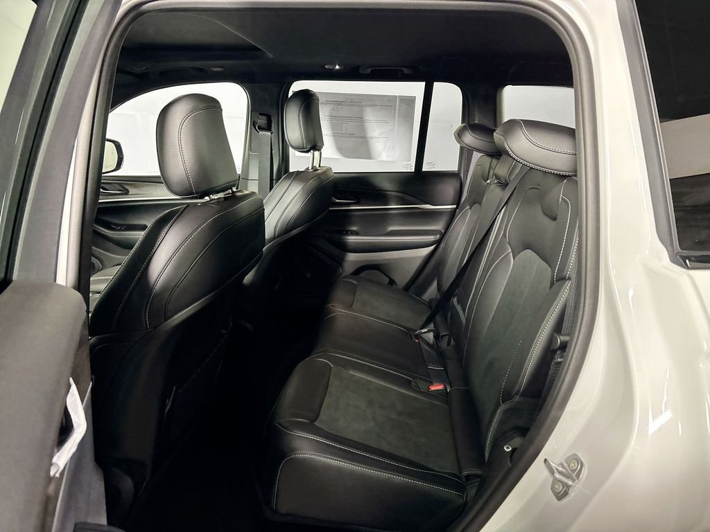 New 2026 Bright White Clear-Coat Exterior Paint Jeep Altitude image 21