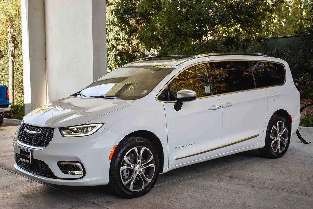 New 2026 Bright White Clear-Coat Exterior Paint Chrysler Pinnacle image 3