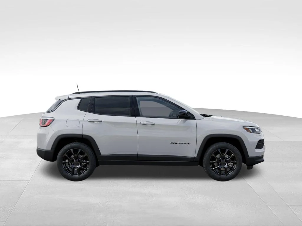 New 2026 Bright White Clearcoat Jeep Latitude image 22