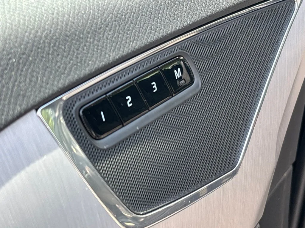 Used 2022 Blue Volvo T5 Momentum image 25