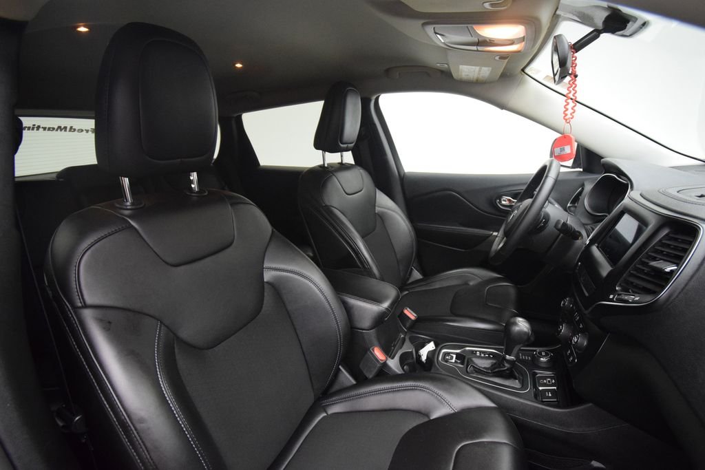 Used 2019 Velvet Red Pearlcoat Jeep Latitude Plus image 19