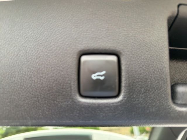 Used 2022 White Ford SE image 7