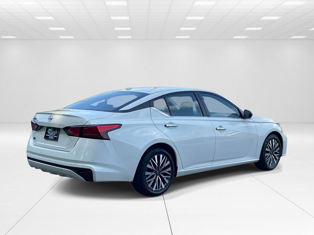 Used 2025 White Nissan 2.5 SV image 6