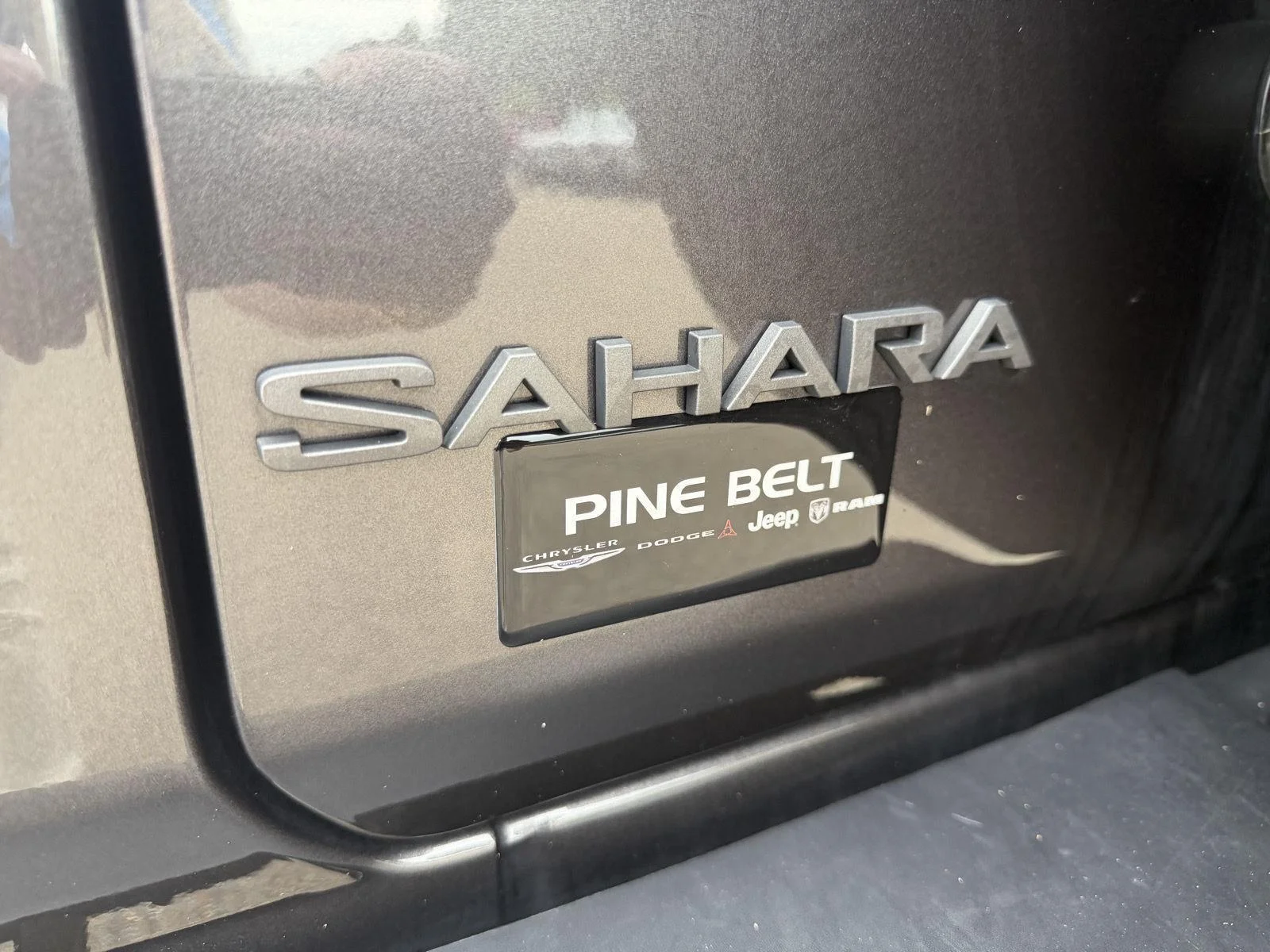 Used 2025 Granite Crystal Metallic Clearcoat Jeep Sahara image 26