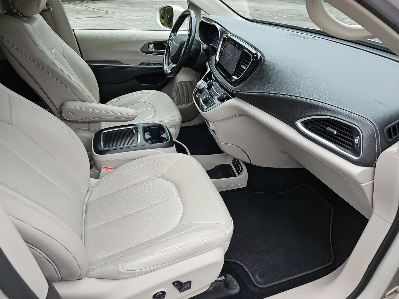 Used 2021 Luxury White Pearlcoat Chrysler Touring L image 10
