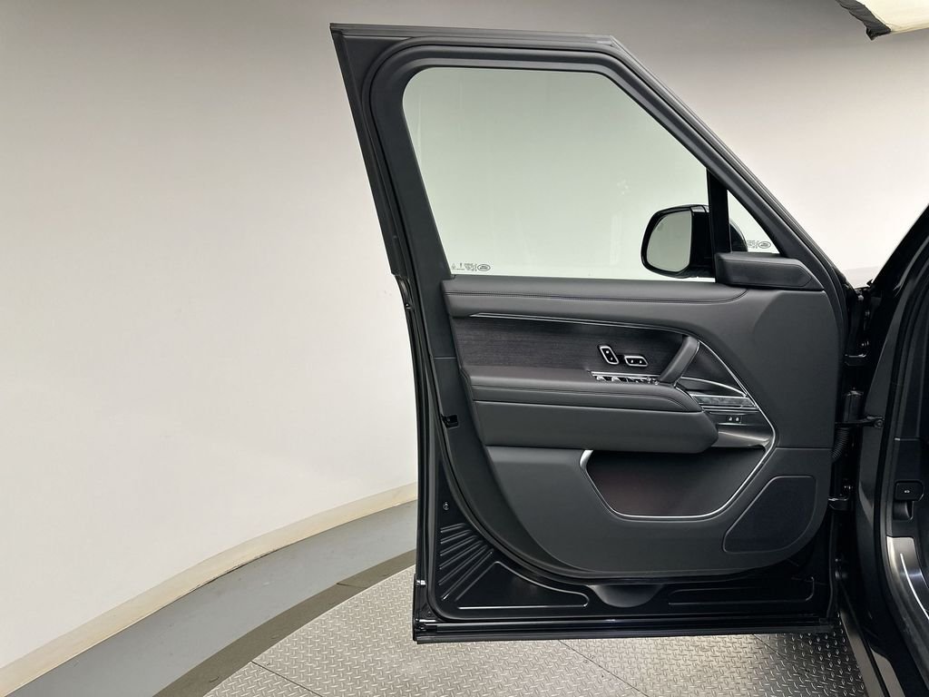New 2026 Carpathian Grey Land Rover SE image 9