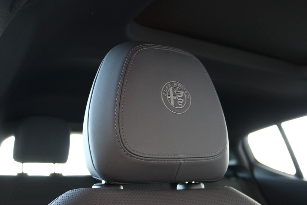 New 2025 Milano White Exterior Paint Alfa Romeo Base image 35