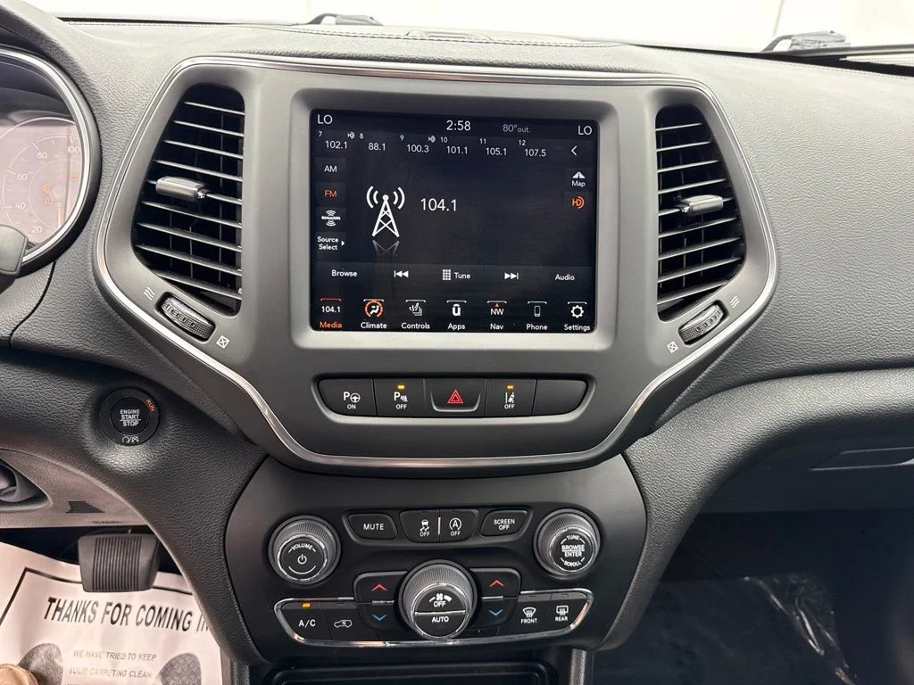 Used 2023 White Jeep Altitude image 22
