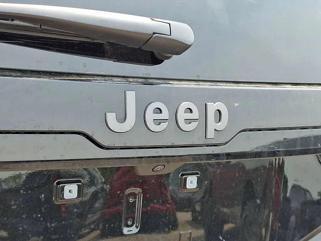 New 2026 Diamond Black Crystal Pearlcoat Jeep Laredo image 21