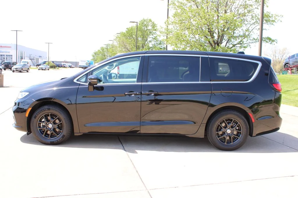Used 2024 Black Chrysler Touring L image 17