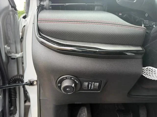 New 2026 Silver Zynith Metallic Clear-Coat Exterior Paint Jeep Trailhawk image 20