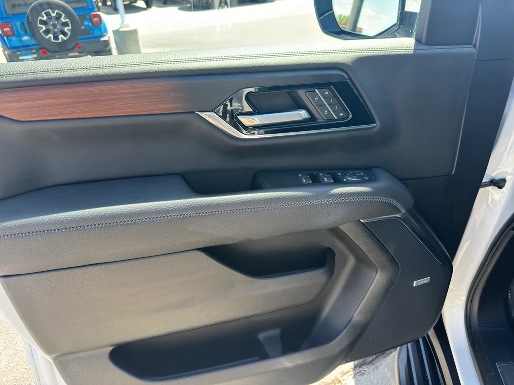 Used 2025 White GMC Denali image 22