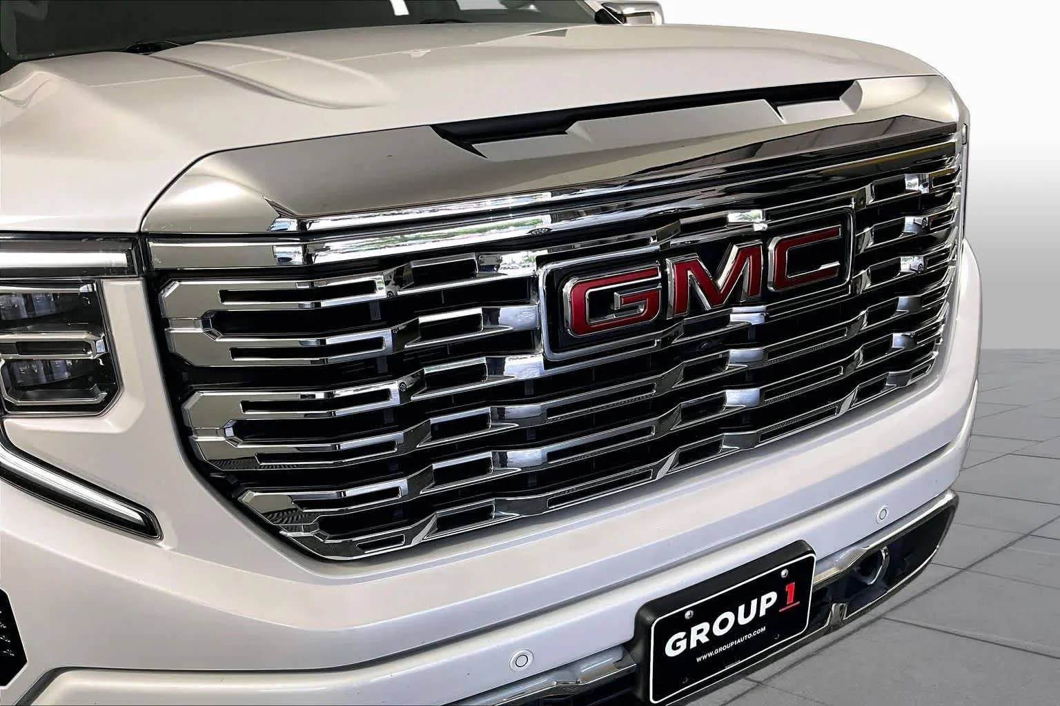 Used 2023 White Frost Tricoat GMC Denali image 29