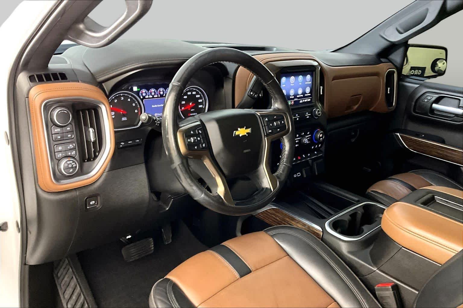 Used 2019 Iridescent Pearl Tricoat Chevrolet High Country image 17