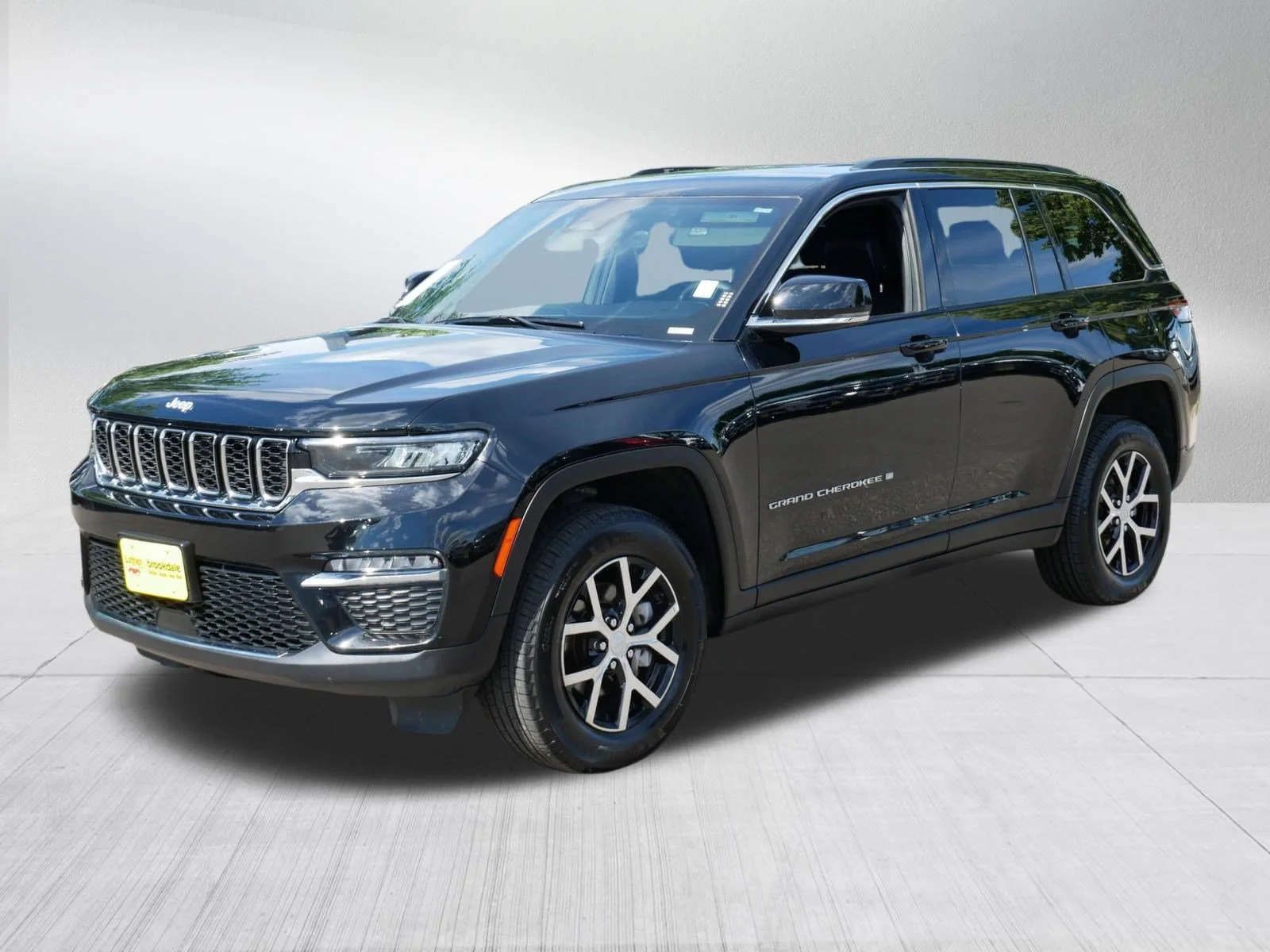 Used 2025 Diamond Black Crystal Pearlcoat Jeep Limited image 3