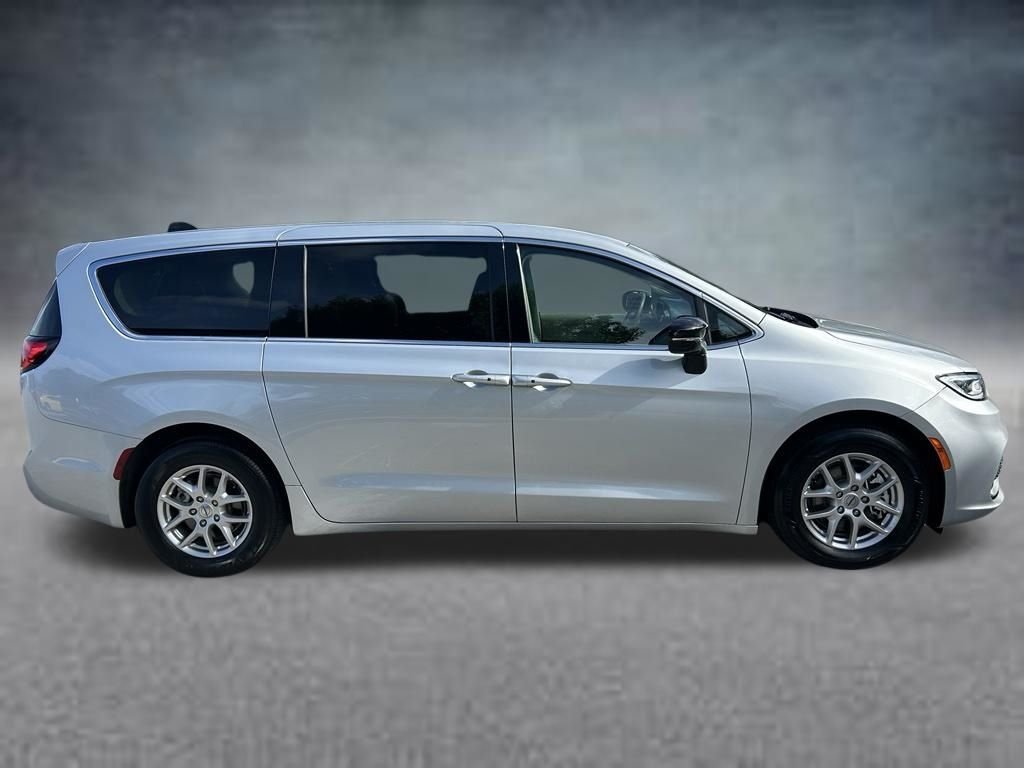 Used 2024 Silver Chrysler Touring L image 4