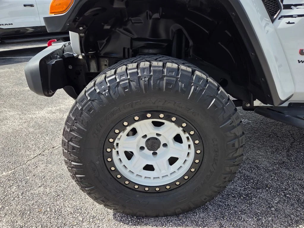 Used 2018 White Jeep Unlimited Rubicon image 15