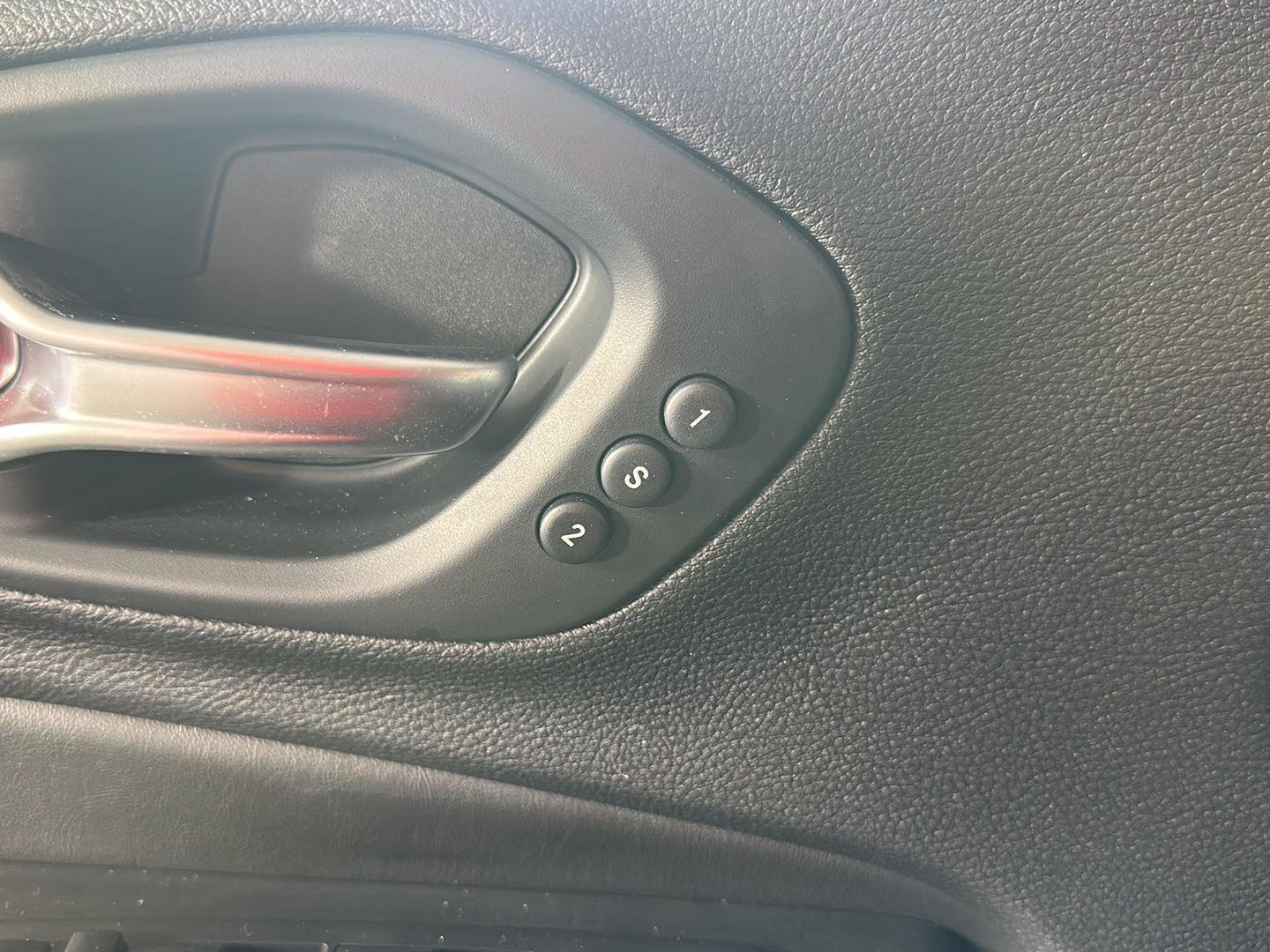 Used 2019 Diamond Black Crystal Pearlcoat Jeep Limited image 17
