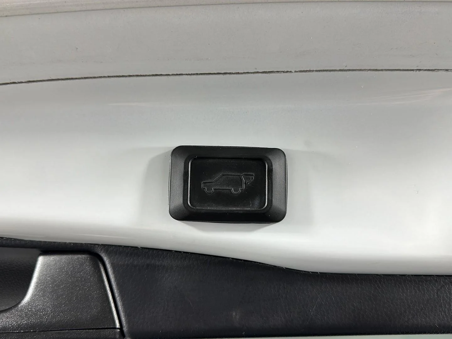 Used 2022 White Toyota XLE image 27
