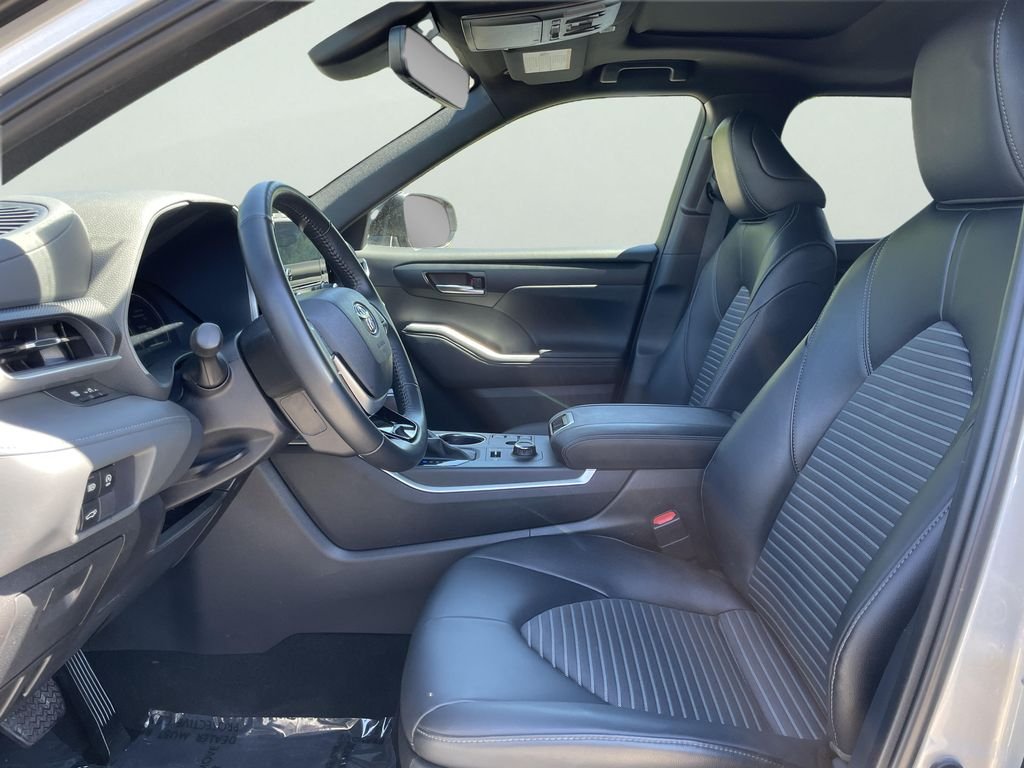 Used 2025 Silver Toyota XLE image 10