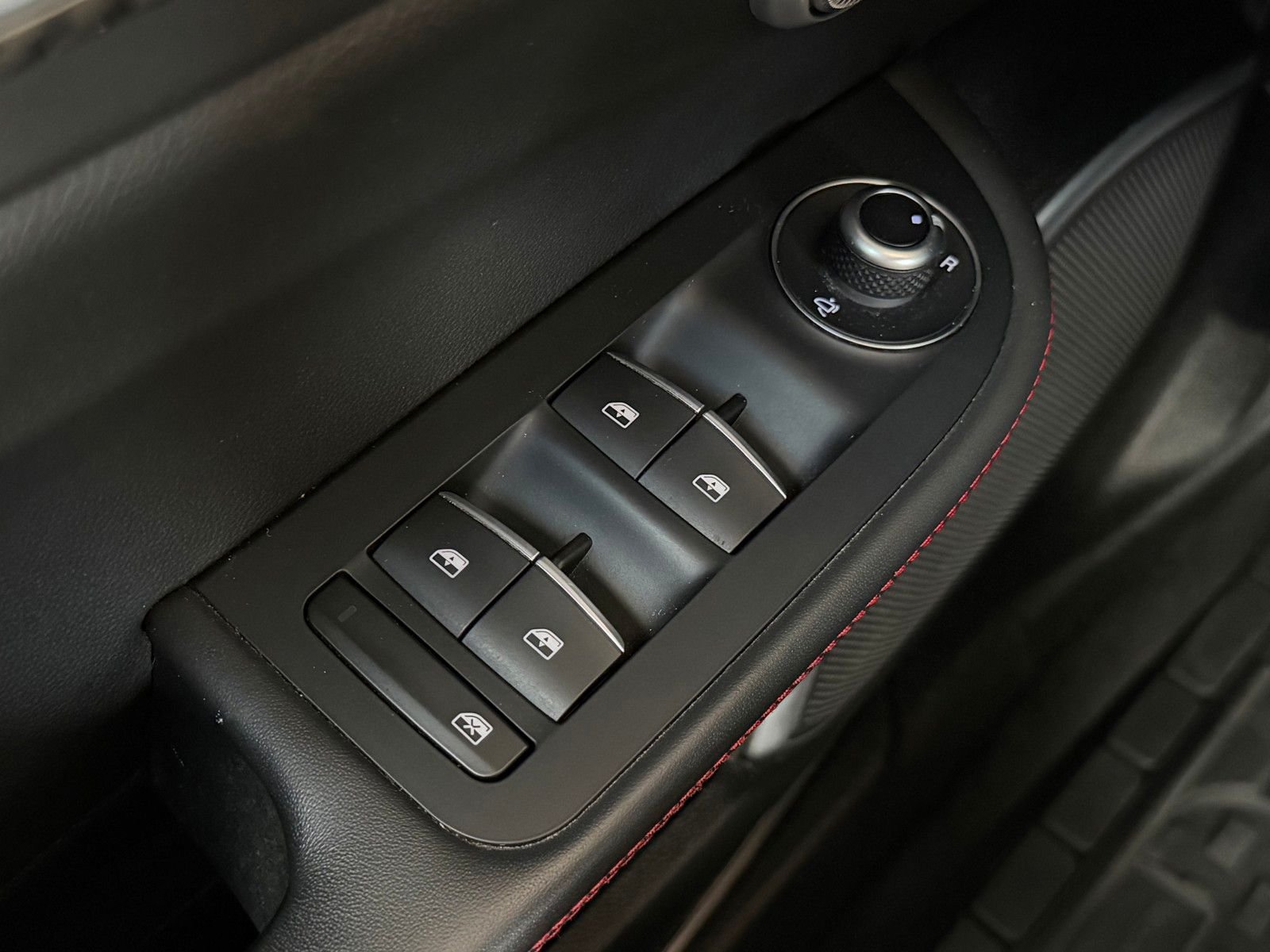 Used 2017  Alfa Romeo Quadrifoglio image 20