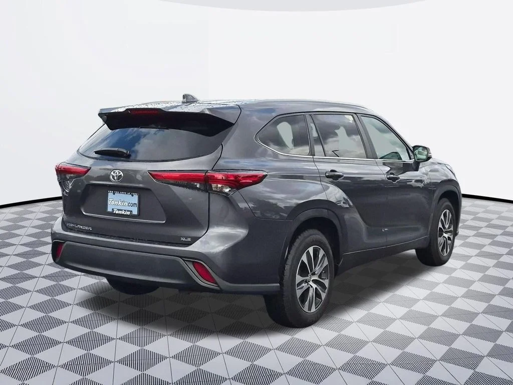 Used 2023 Magnetic Gray Metallic Toyota XLE image 5