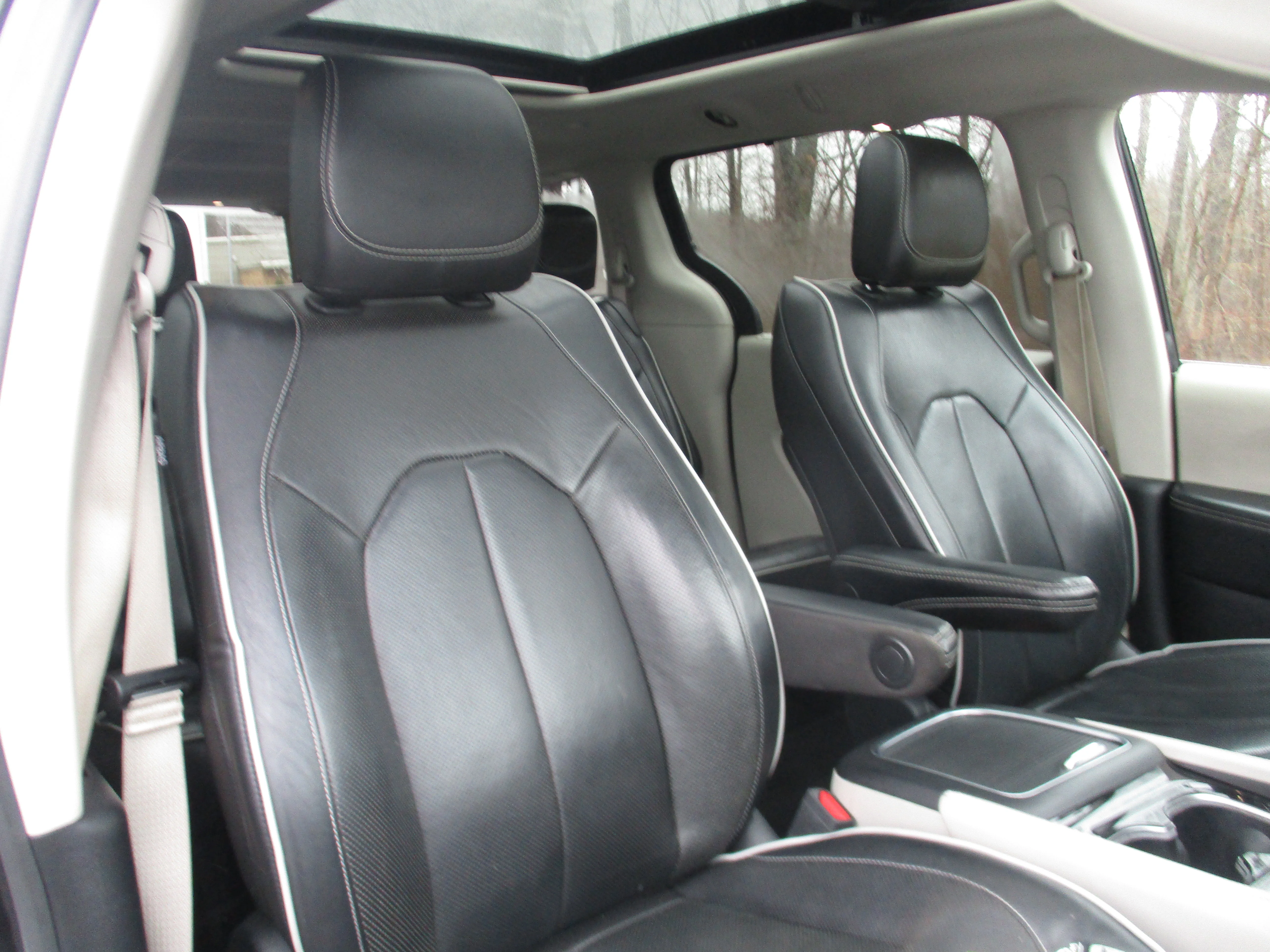 Used 2022 Brilliant Black Crystal Pearlcoat Chrysler Limited image 24
