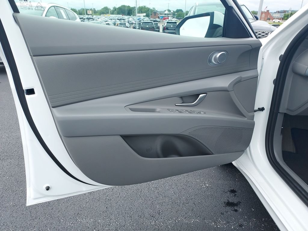 New 2026 White Hyundai SE image 10