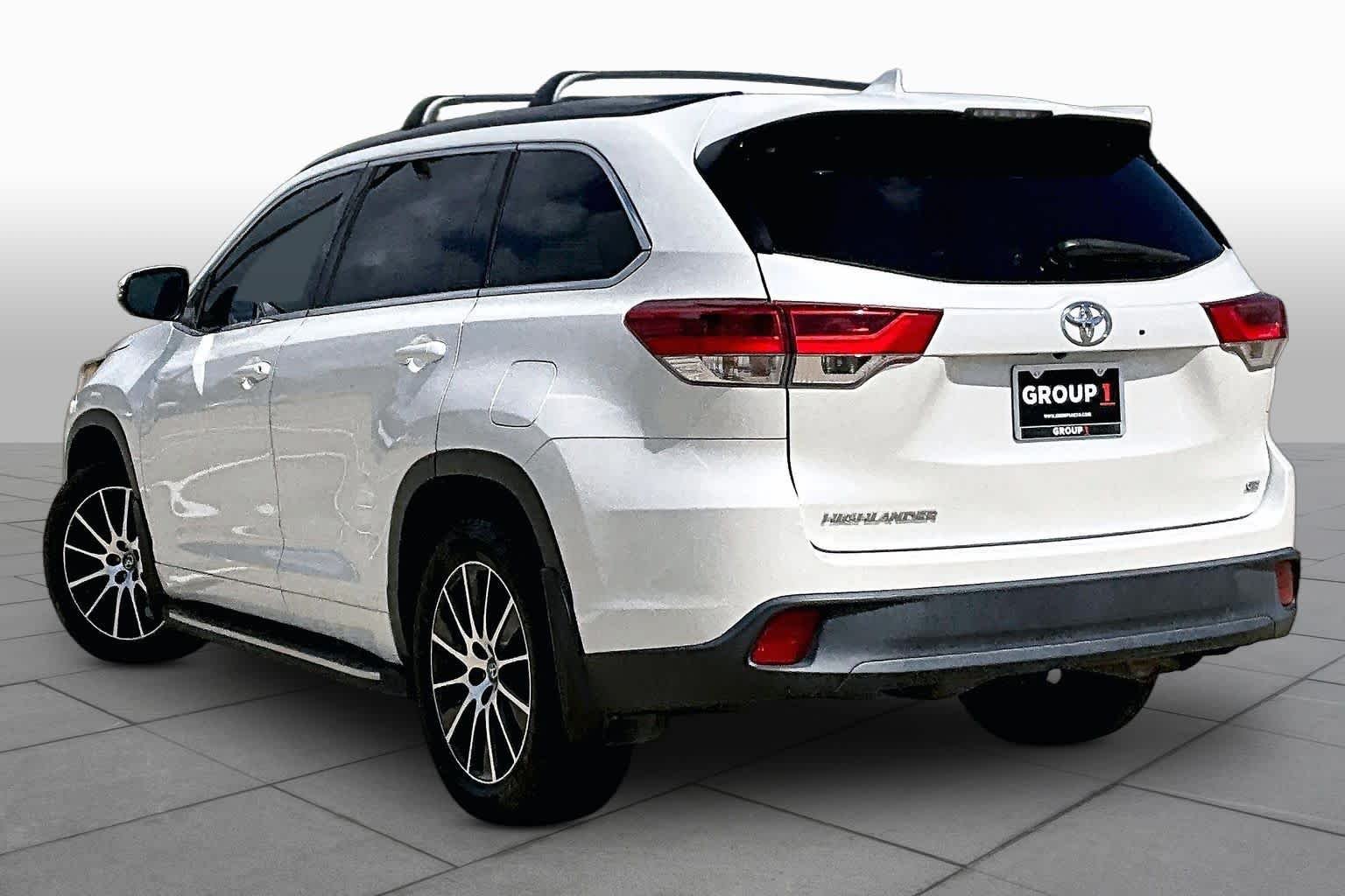 Used 2018 Blizzard Pearl Toyota SE image 18