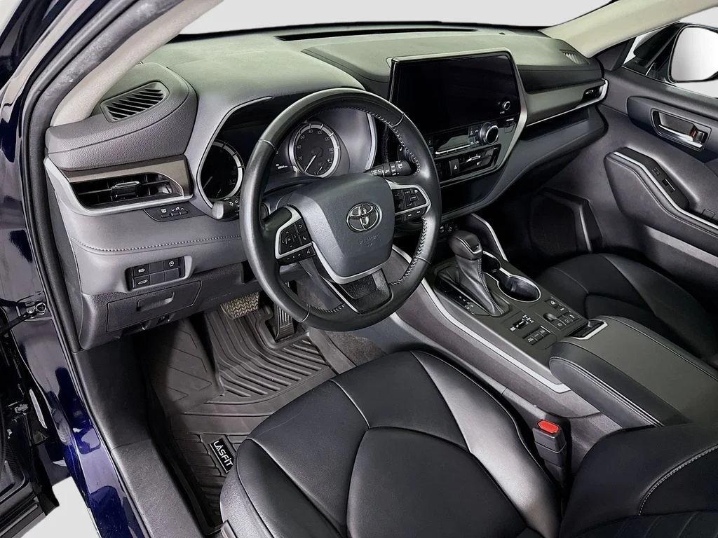 Used 2023  Toyota XLE image 9