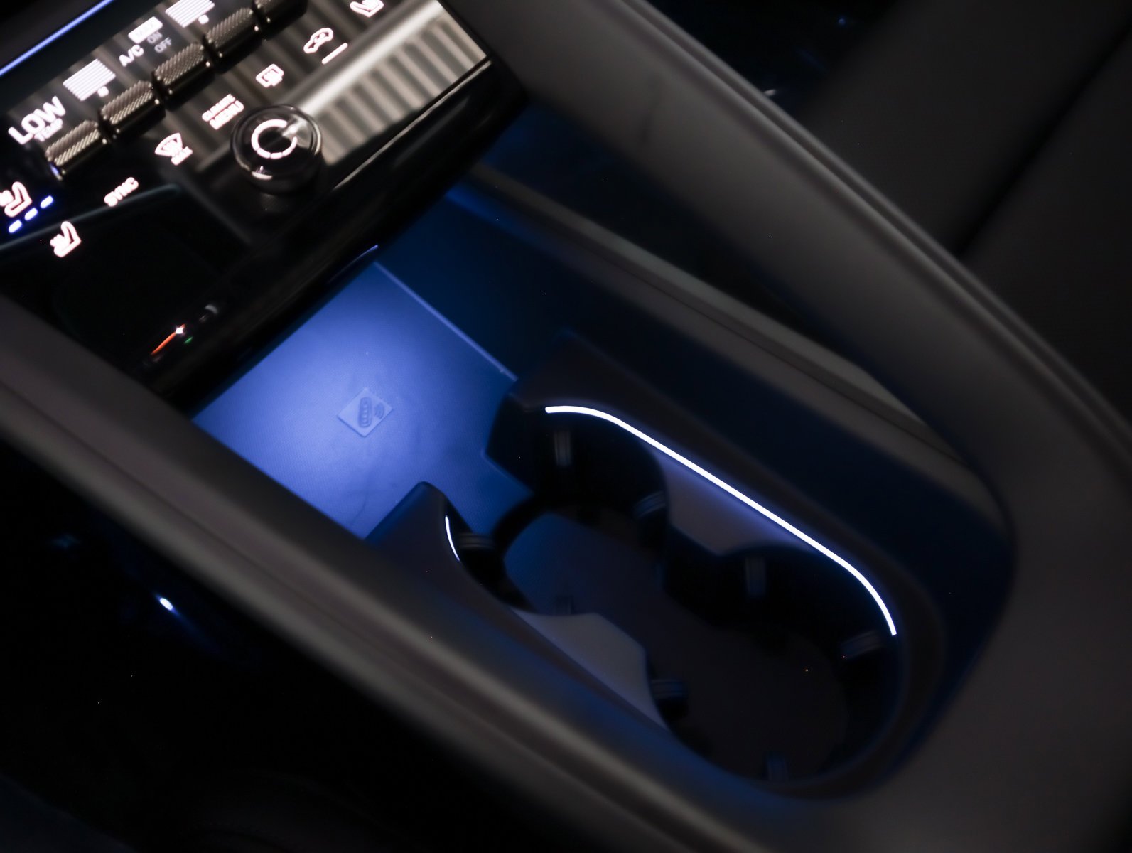 2025 Porsche Macan Turbo Electric - Photo 19