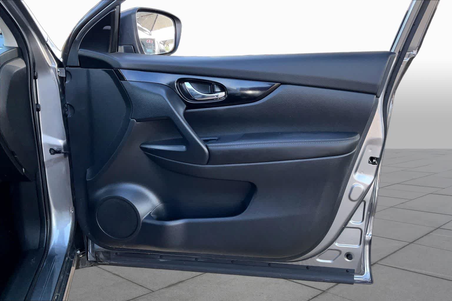 Used 2022 Gun Metallic Nissan SL image 25