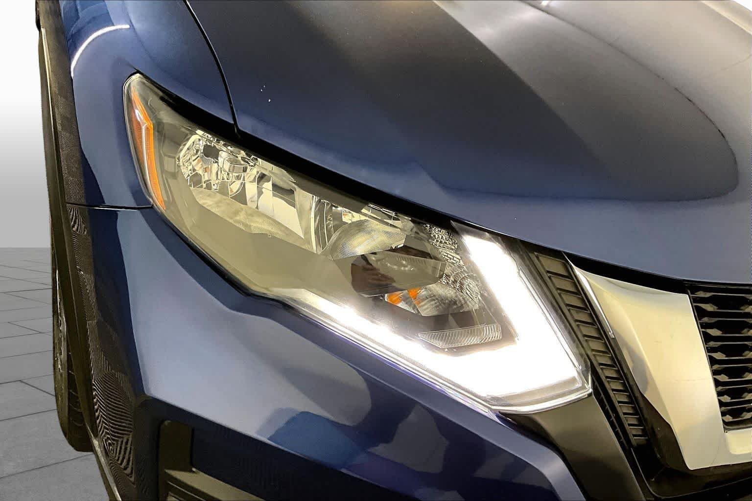 Used 2018 Caspian Blue Nissan SV image 27