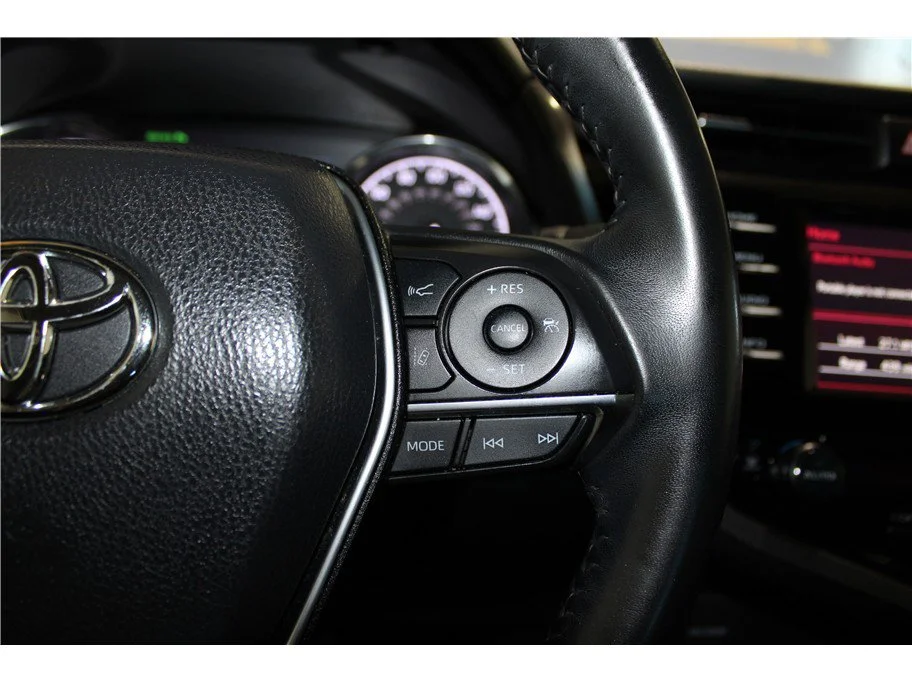 Used 2018 Silver Toyota XLE Sedan 4D image 23