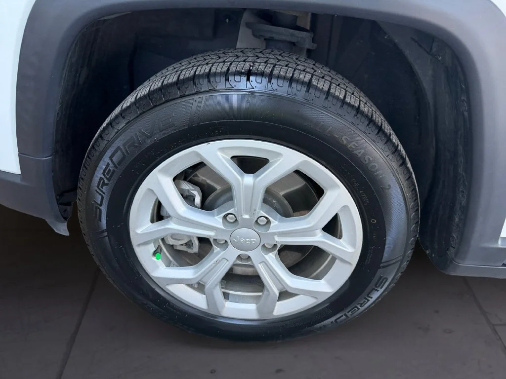 Used 2024 White Jeep Latitude image 9