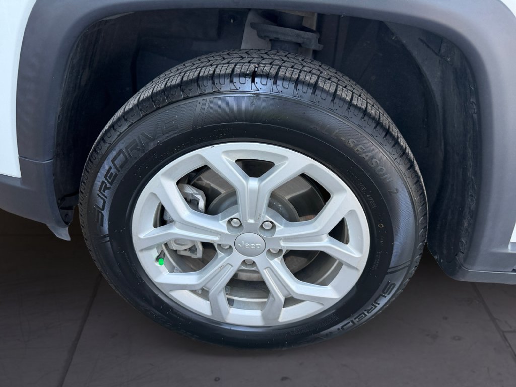 Used 2024 White Jeep Latitude image 9