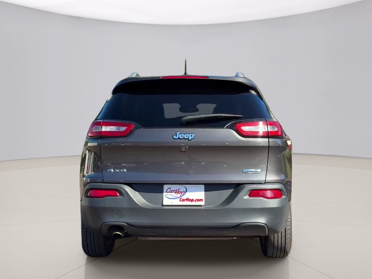 Used 2015 Grey Jeep LATITUDE image 4