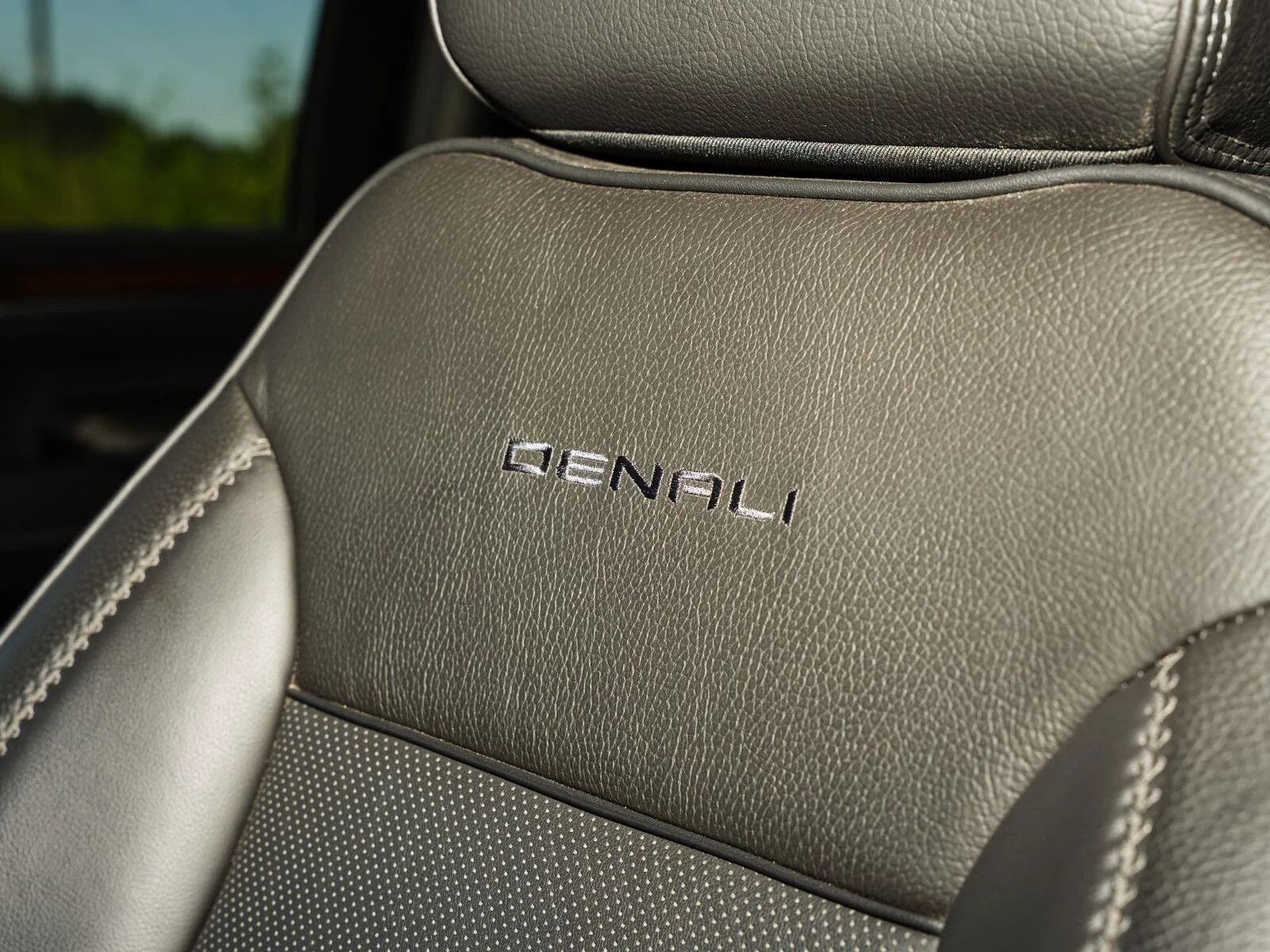 Used 2025 Onyx Black GMC Denali image 29